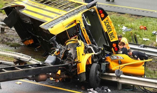 Accidente de autobús escolar en EU deja al menos dos muertos