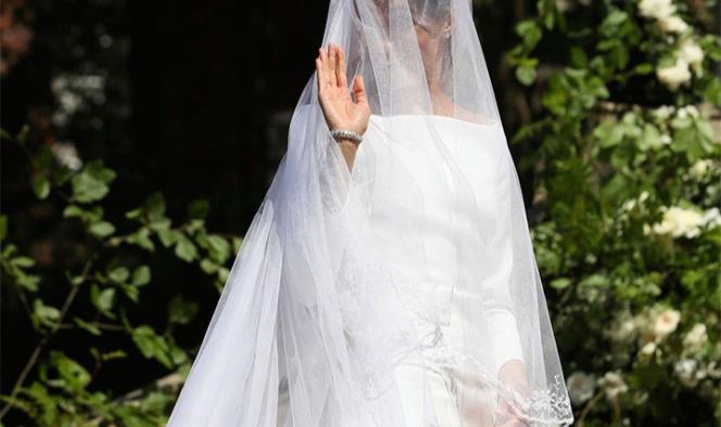 Meghan Markle luce un vestido blanco de Givenchy