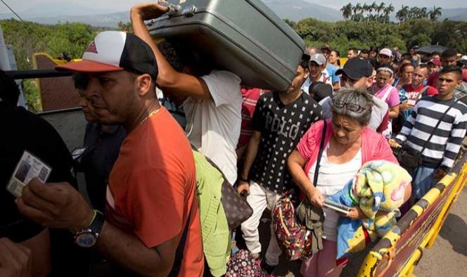 Más venezolanos huyen tras reelección de Maduro