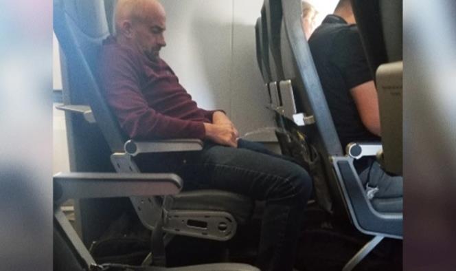 Sorprenden a un pasajero orinando el asiento de un avión