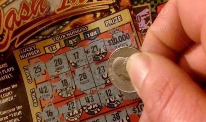 Hombre devuelve un billete de lotería de un millón de dólares