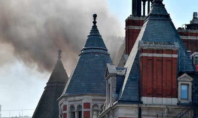 Incendio afecta a un hotel de lujo en Londres