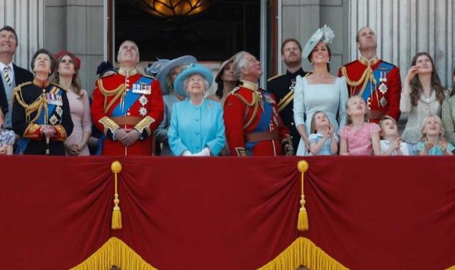 Isabel II celebra cumpleaños con desfile, junto a Meghan Markle