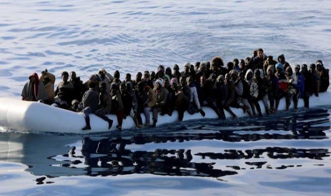 Más de 300 inmigrantes aguardan ayuda en el Mediterráneo
