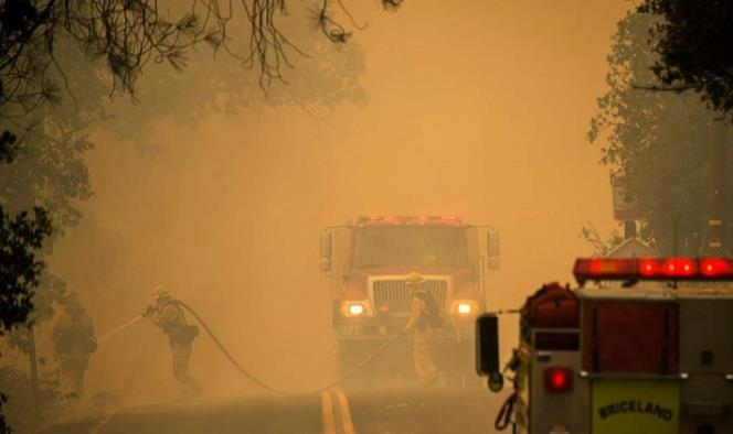 Evacuan a cientos en California por incendios forestales