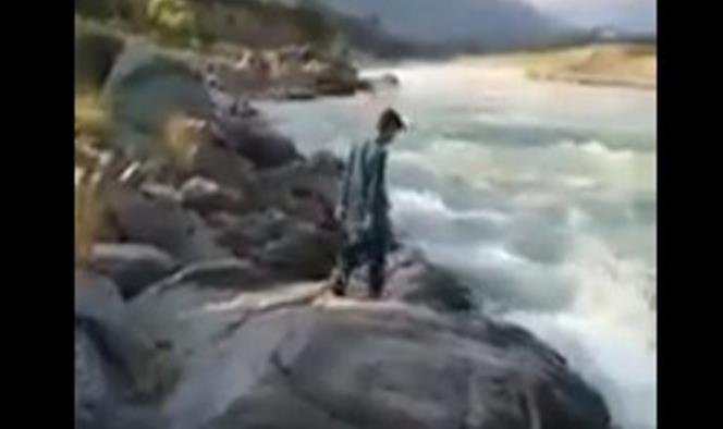 Adolescente muere por querer un video junto al río