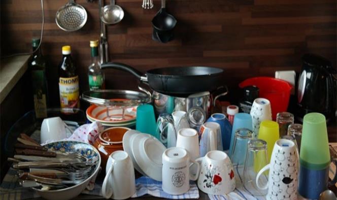 Turnarse para lavar los platos podría salvar tu relación