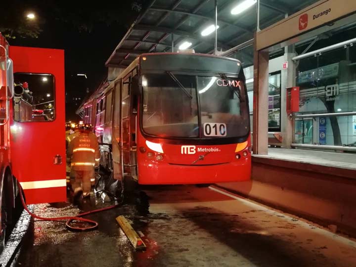 Se incendia Metrobús en estación Durango