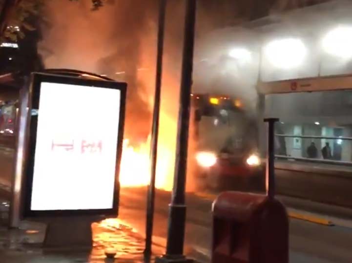 Se incendia Metrobús en estación Durango