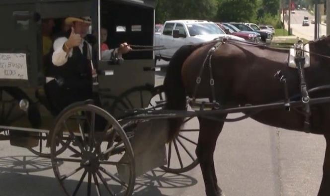 Amish comienza su propio servicio de Uber en un carruaje