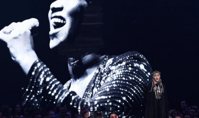 Madonna es criticada por egocéntrico homenaje a Franklin