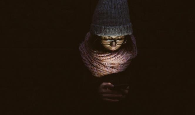 Usar celulares o tabletas en la oscuridad dañará tus ojos