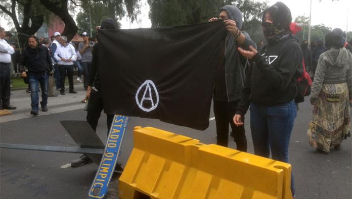 Tras marcha de estudiantes, anarquistas bloquean Avenida Insurgentes
