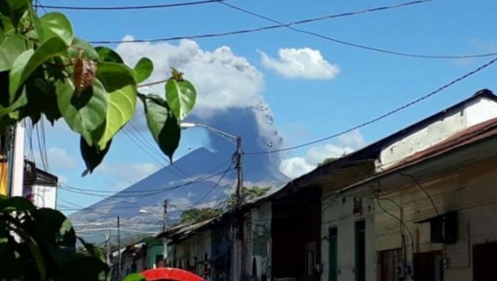 Volcán en Nicaragua registra violenta explosión