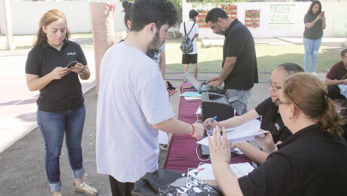 Jóvenes en busca de seguir sus estudios; Realizaron pruebas deportivas