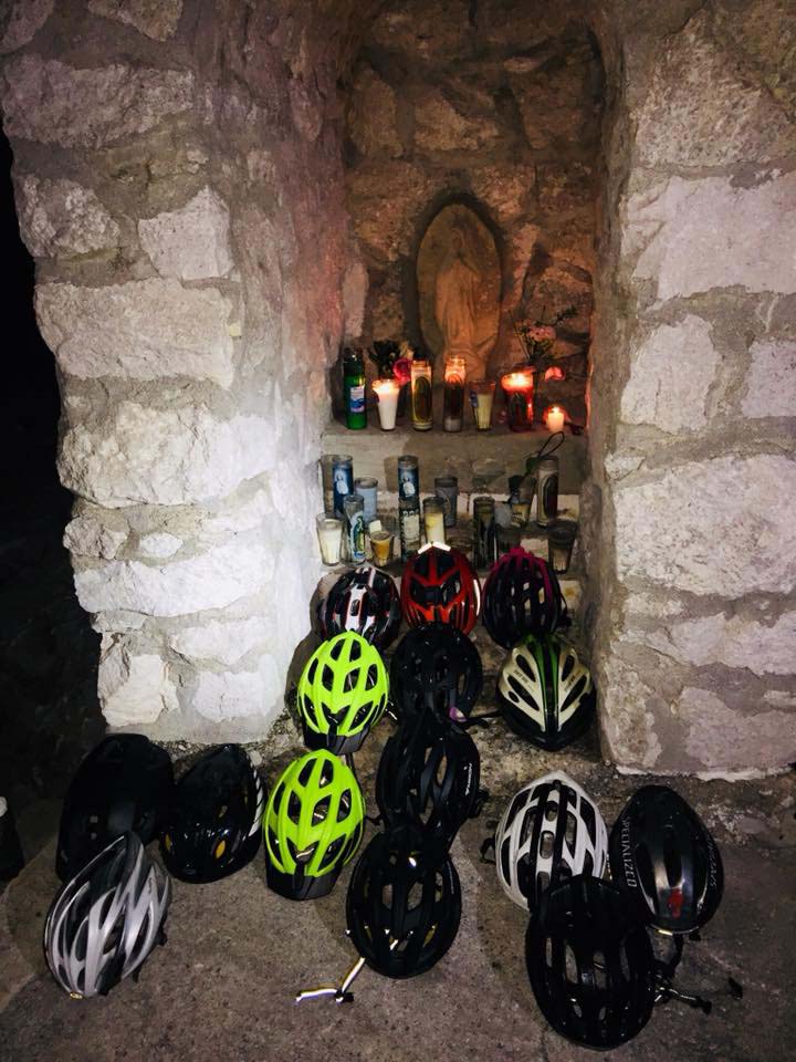 Ciclistas en el primer ascenso invitan a bendición de cascos