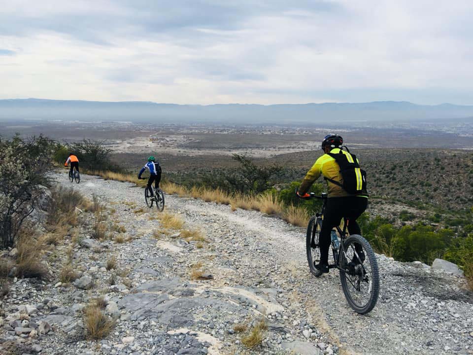 Ciclistas en el primer ascenso invitan a bendición de cascos