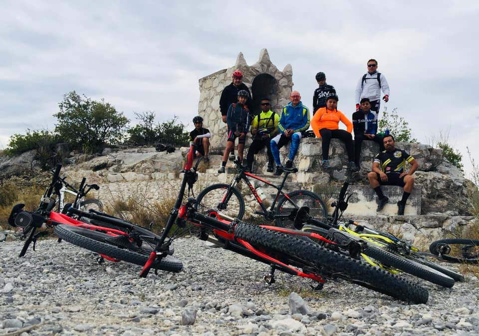 Ciclistas en el primer ascenso invitan a bendición de cascos