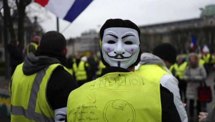 Rocían gas lacrimógeno en primera protesta en París del año