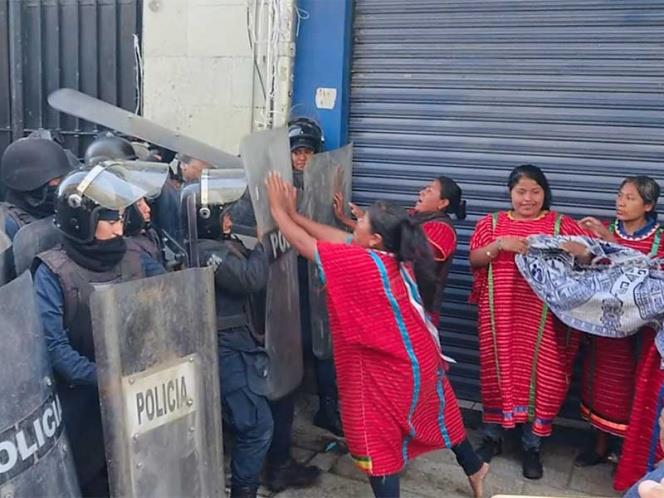 Entre empujones desalojan campamento de mujeres triquis en Oaxaca