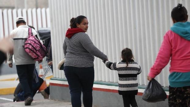 Fotógrafos que cubren caravana migrante denuncian acoso de autoridades de EU y Tijuana