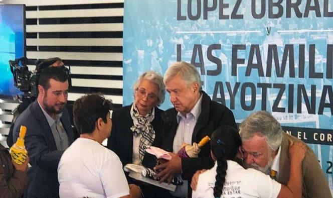 Escucha López Obrador a familiares de los 43 de Ayotzinapa