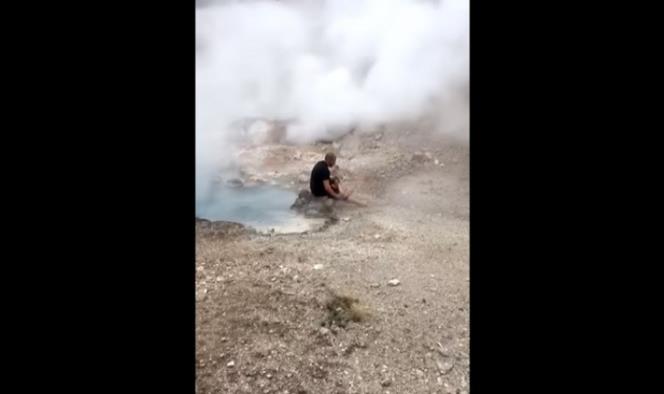 Captan a sujeto lavando sus pies en peligroso géiser de Yellowstone