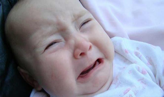 Azafata le prohíbe a bebé llorar más de 5 minutos
