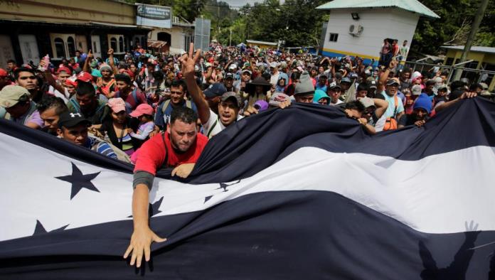 Caravana de migrantes rompe la valla fronteriza entre Guatemala y México