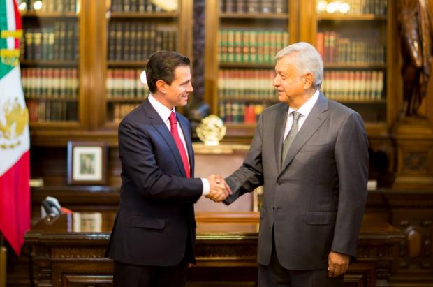 Recorren Peña Nieto y AMLO el Palacio Nacional
