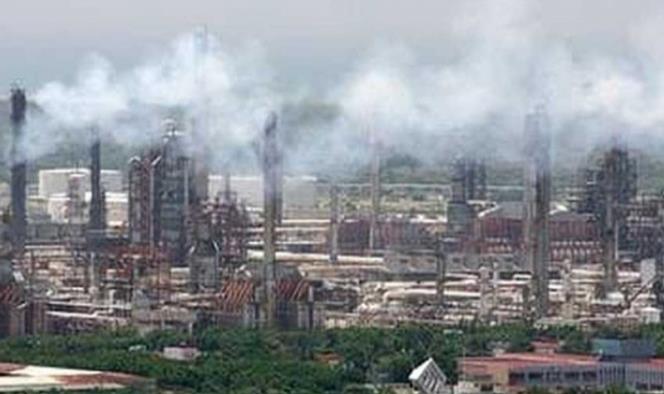 Explosión en refinería de Pemex deja quemaduras a trabajadores