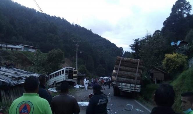 Terrible accidente carretero en Michoacán deja 11 muertos