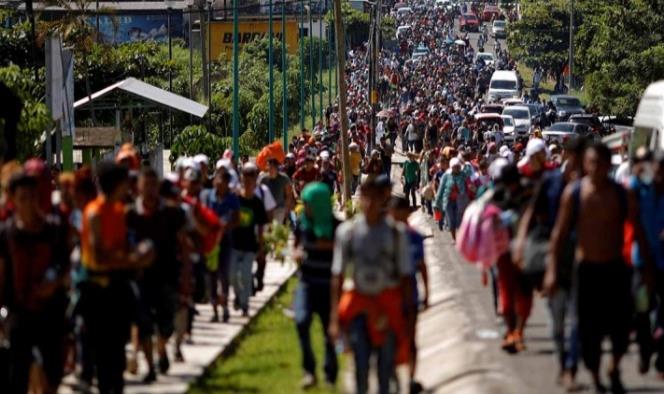 Trump critica a México por caravana y declara emergencia nacional