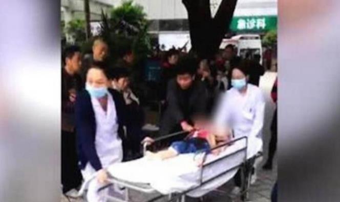 Mujer poseída acuchilla a 14 niños en kinder de China