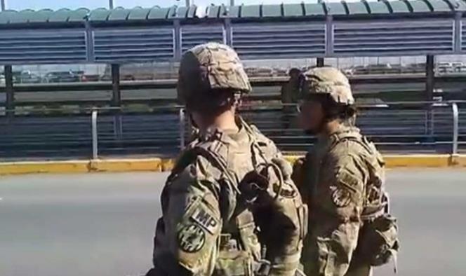 Policías militares de EU refuerzan puente internacional Tamaulipas-Texas