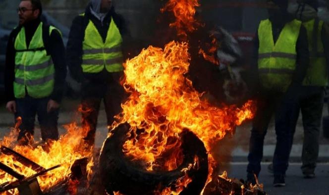Protestas en Francia contra alza a combustibles dejan un muerto
