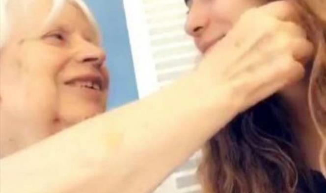 Abuelita con Alzheimer toca a su nieta para no olvidarla