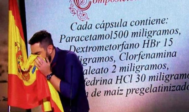 Cómico se suena la nariz con bandera de España