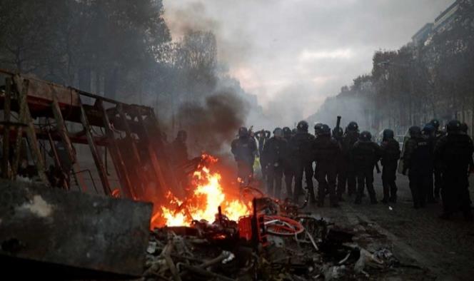 Gobierno de Francia culpa a Le Pen de disturbios