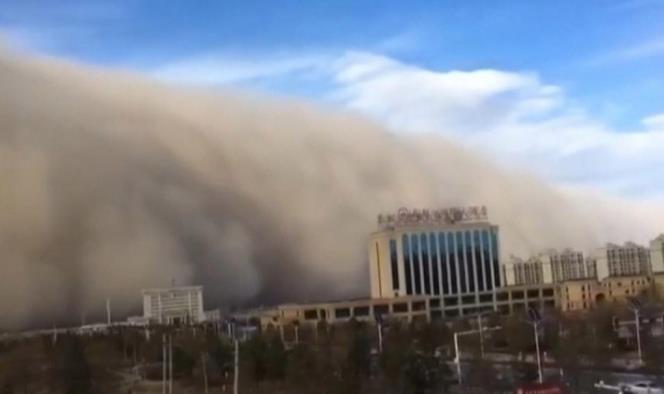 Aterradora tormenta de arena envuelve ciudad en China