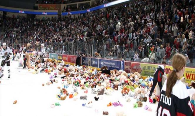 Miles de peluches inundan pista de hockey; baten récord mundial