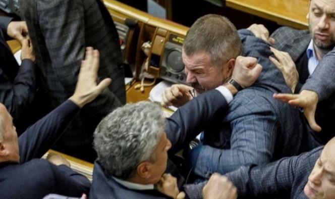 Se arma batalla campal en el Parlamento de Ucrania