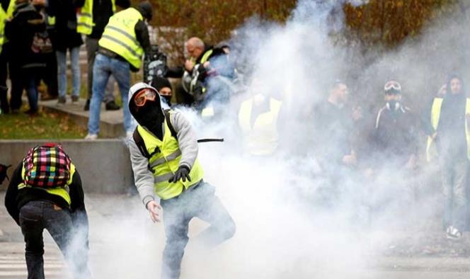 Arrestan a 220 en Francia durante protestas de chalecos amarillos