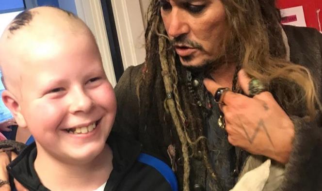 Vestido de Jack Sparrow, Johnny Depp visita a niños con cáncer