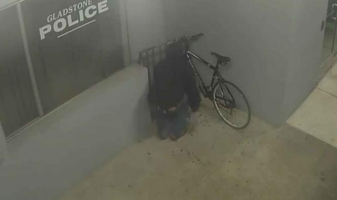 Joven en EU intenta robar bicicleta...¡en estación de Policía!