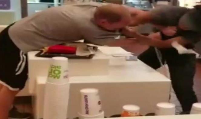 Hombre ataca a empleada de McDonalds por popotes