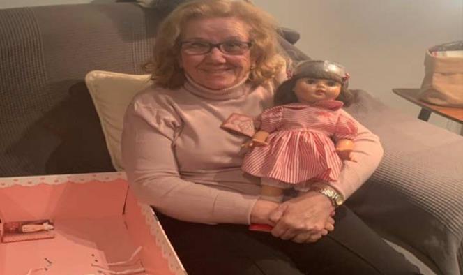 Abuelita recibe muñeca que deseó por más de 70 años