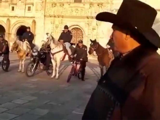Por falta de gasolina, policías cambian patrullas por caballos y bicis