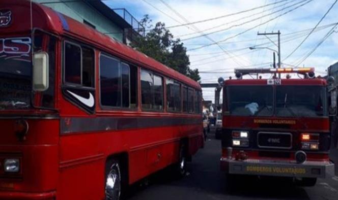 Granada explota dentro de autobús en Guatemala; reportan 7 heridos