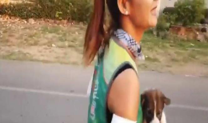 Atleta recoge a cachorro abandonado y lo carga 30km
